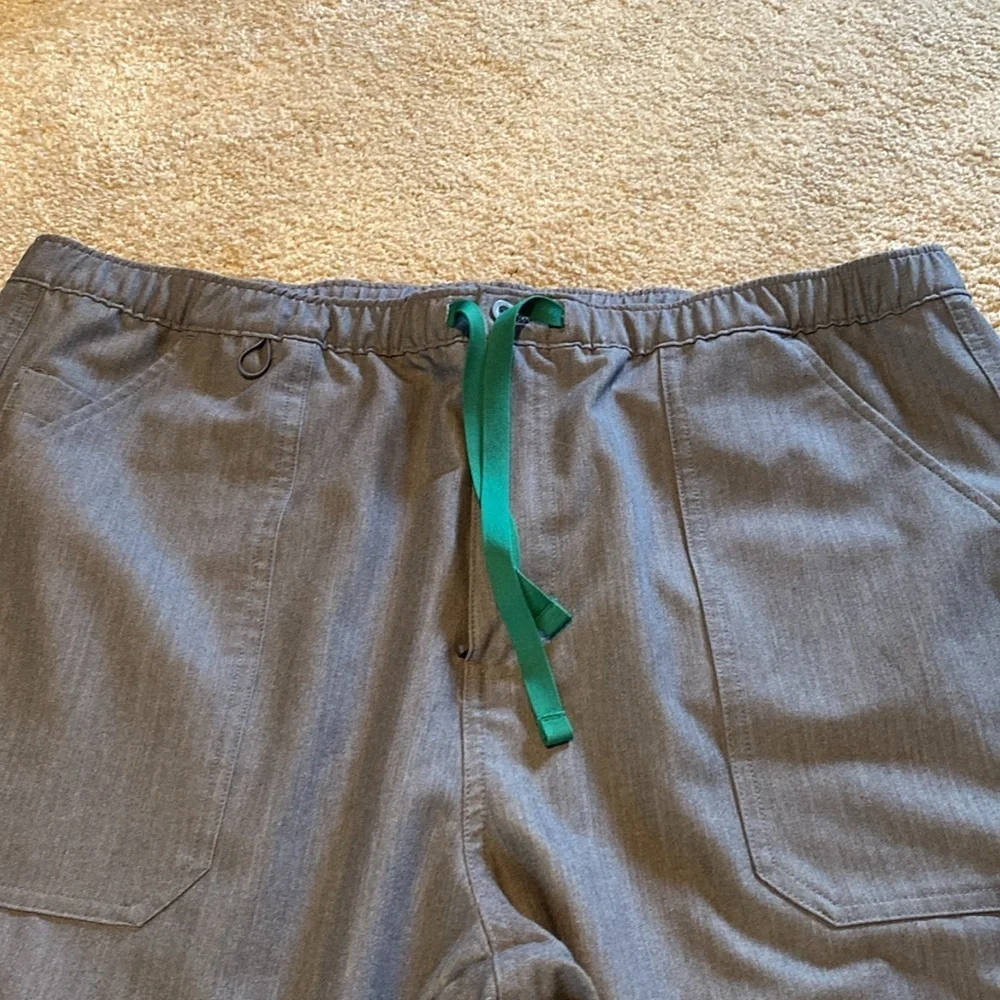 FIGS Technical Collection Cairo Scrub Pants & Chisec 3 Pocket V Top Graphite XXL